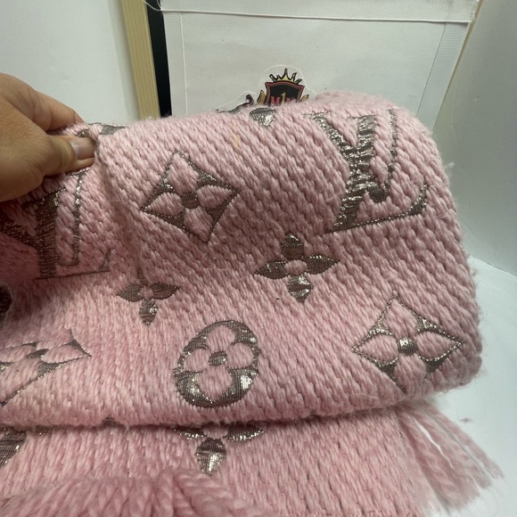 Louis Vuitton Wool Scarf in Pink, preloved. - Picture 2 of 11